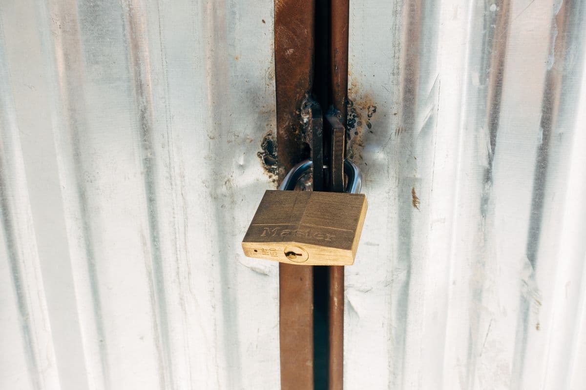 Cadenas de sécurité robuste sur porte métallique, dépannage serrurier urgence à Montpellier